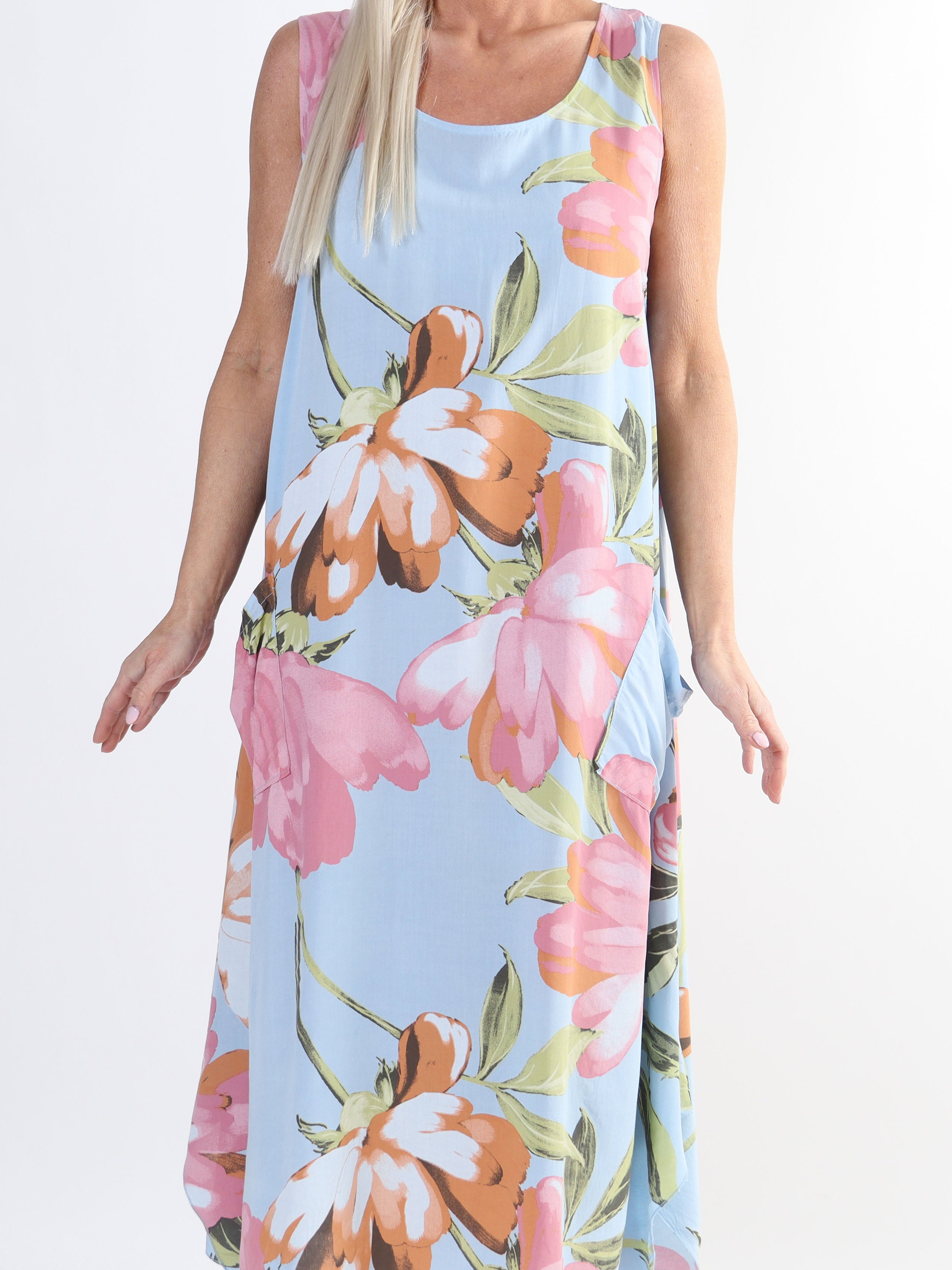 Kirsi - Sød plus size blomstret sommerkjole i viskose med lommer